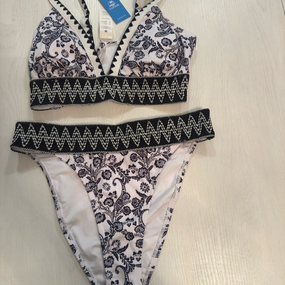 Cupshe Pisley Floral Plunging Bikini Top &
Cheeky Bottoms Set - Picture 5 of 6